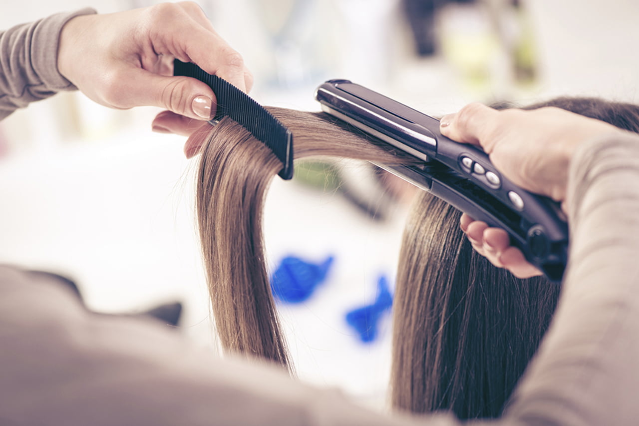  Trik Rambut Beach Wave ala Hollywood dengan Catokan Pelurus