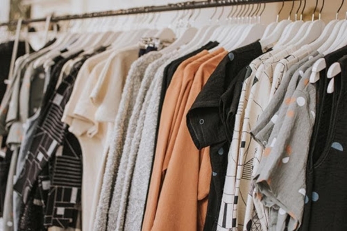 membatasi membeli baju
